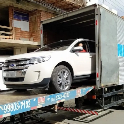 Carro entrando no caminhão